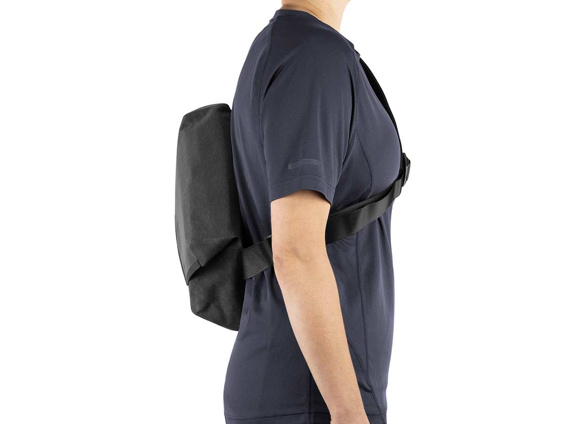 apidura-city-messenger-13in-on-body-3