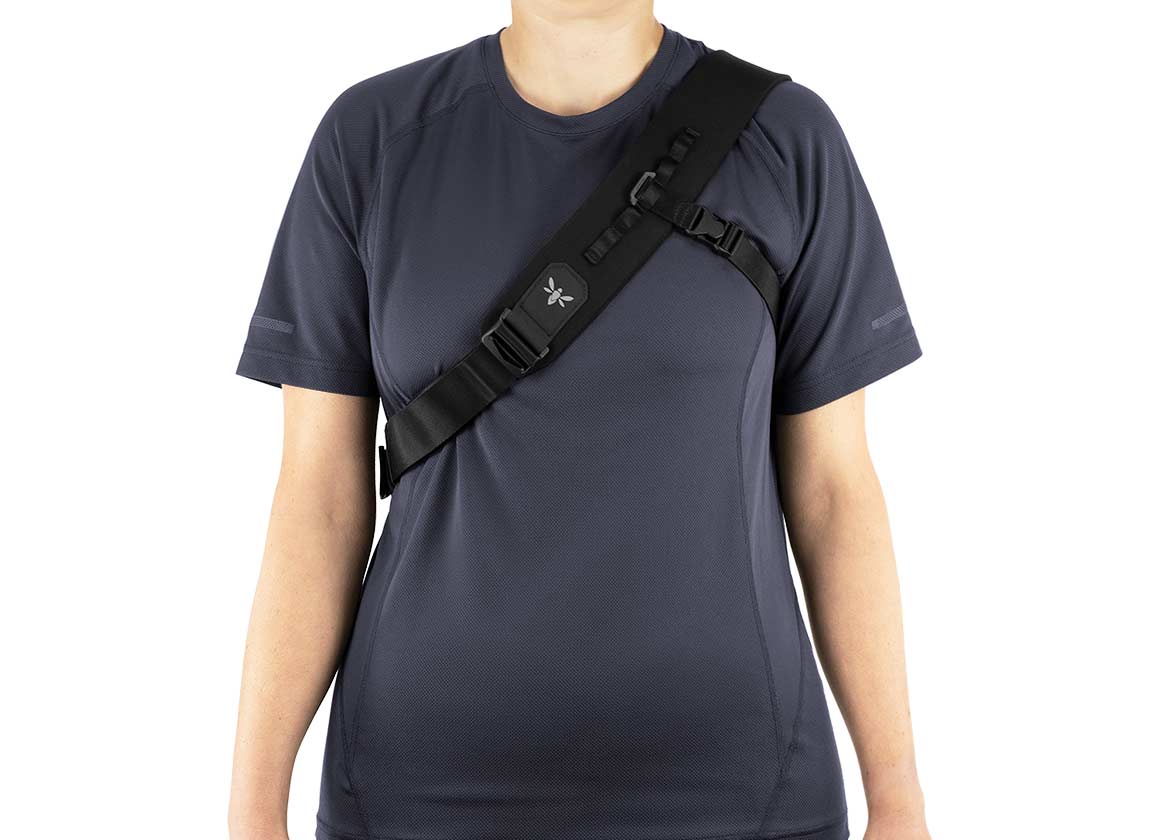 apidura-city-messenger-13in-on-body-4