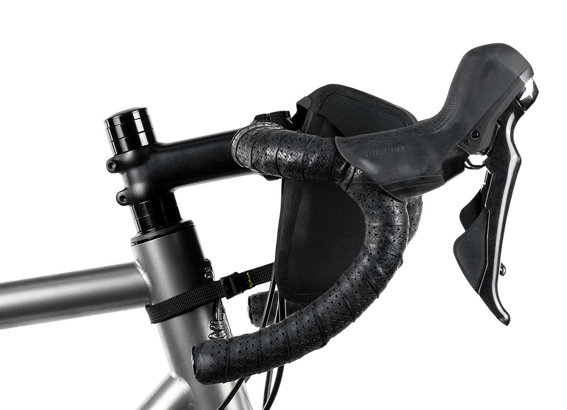 apidura-racing-handlebar-mini-pack-2.5l-on-bike-3
