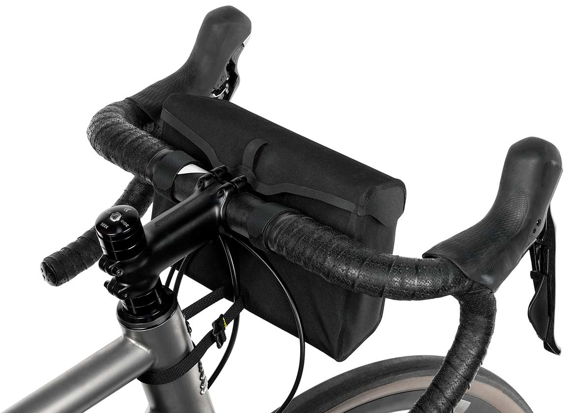 apidura-racing-handlebar-mini-pack-2.5l-on-bike-4
