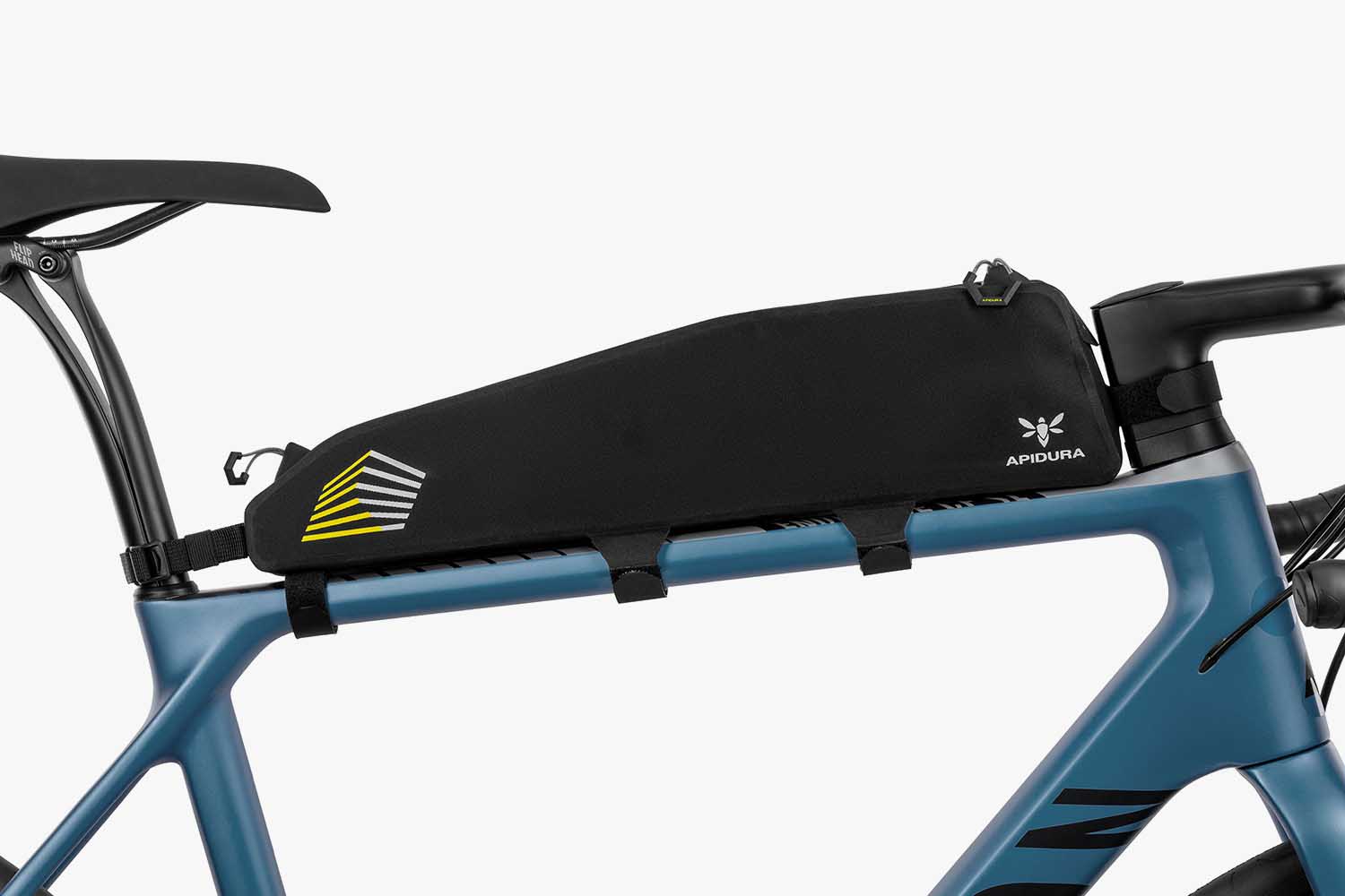 apidura-racing-long-top-tube-pack-2l-on-bike-1
